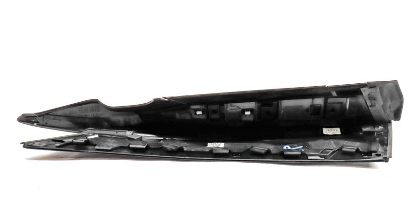 Thumbnail 4: 2018 LAND ROVER DISCOVERY (L462) REAR RIGHT D PILLAR TRIM MOULDING (BLACK)