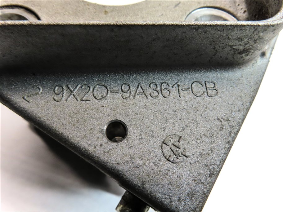 Thumbnail 6: 2018 LAND ROVER DISCOVERY (L462) 3.0L DIESEL ENGINE FUEL INJECTION PUMP BRACKET