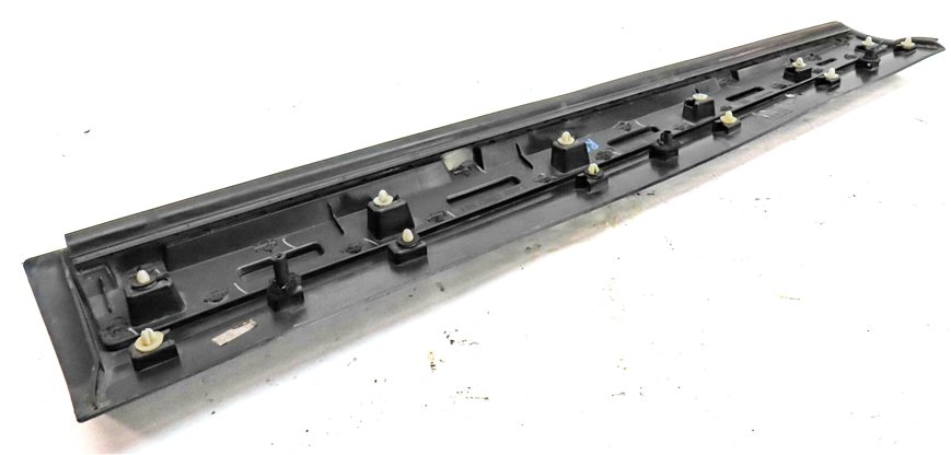 Thumbnail 2: 17-23 ROVER DISCOVERY L462 FRONT RIGHT PASSENGER LOWER DOOR TRIM MOULDING(BLACK)