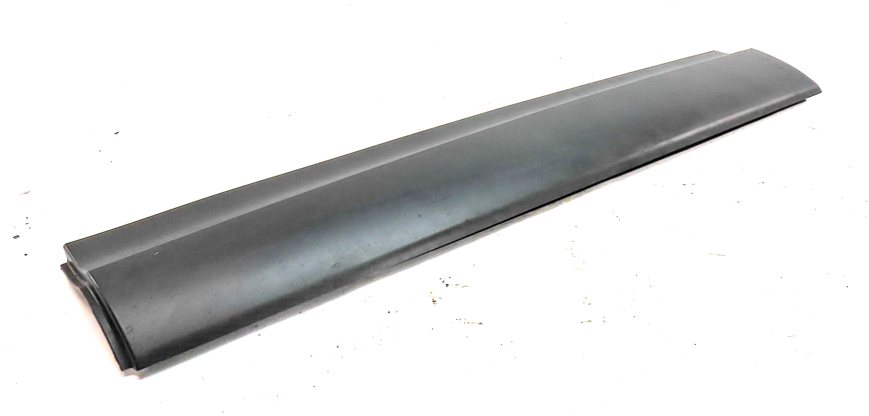 17-23 ROVER DISCOVERY (L462) FRONT LEFT DRIVER LOWER DOOR TRIM MOULDING (BLACK)