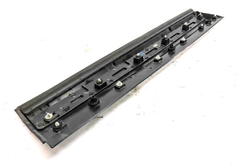 Thumbnail 2: 17-23 ROVER DISCOVERY (L462) FRONT LEFT DRIVER LOWER DOOR TRIM MOULDING (BLACK)