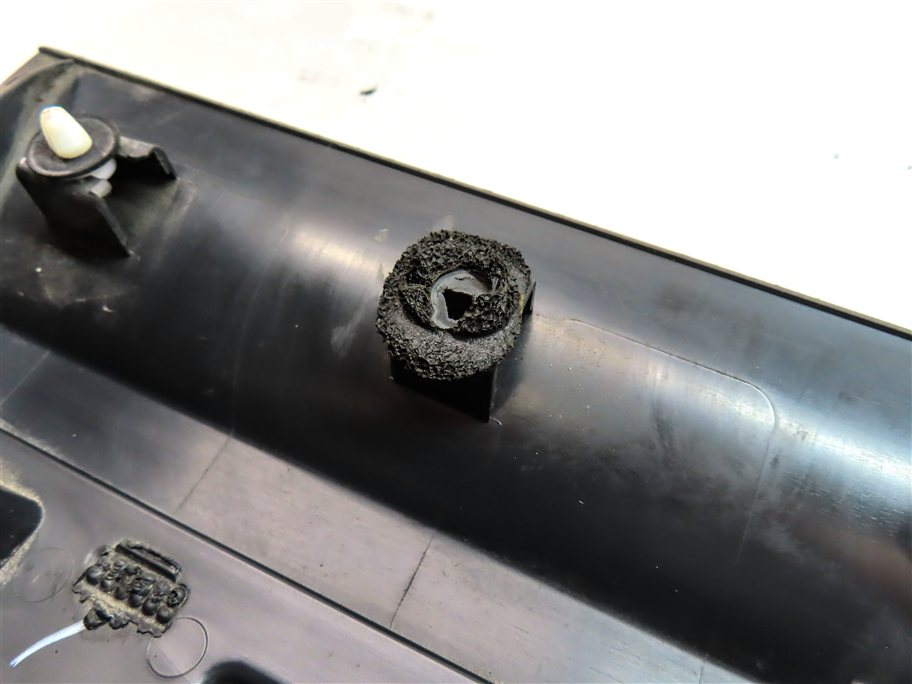 Thumbnail 4: 17-23 ROVER DISCOVERY (L462) FRONT LEFT DRIVER LOWER DOOR TRIM MOULDING (BLACK)