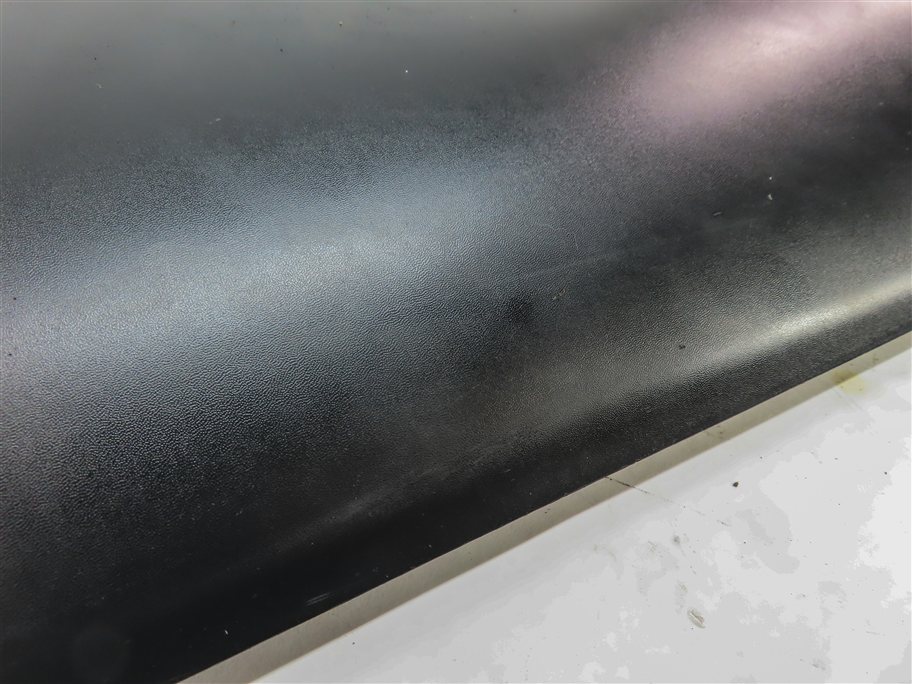 Thumbnail 5: 2017-2023 LAND ROVER DISCOVERY (L462) REAR LEFT LOWER DOOR TRIM MOULDING (BLACK)
