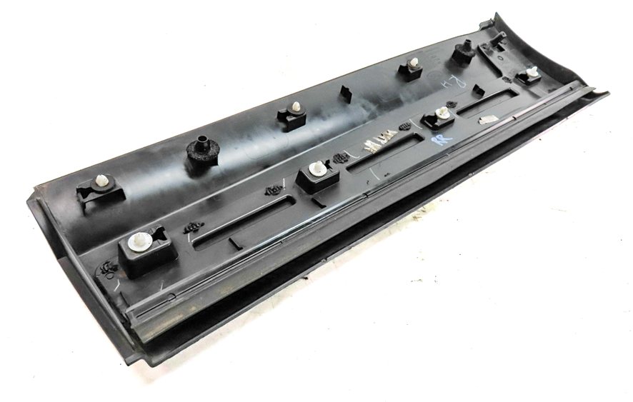 Thumbnail 2: 17-23 LAND ROVER DISCOVERY (L462) REAR RIGHT LOWER DOOR TRIM MOULDING (BLACK)