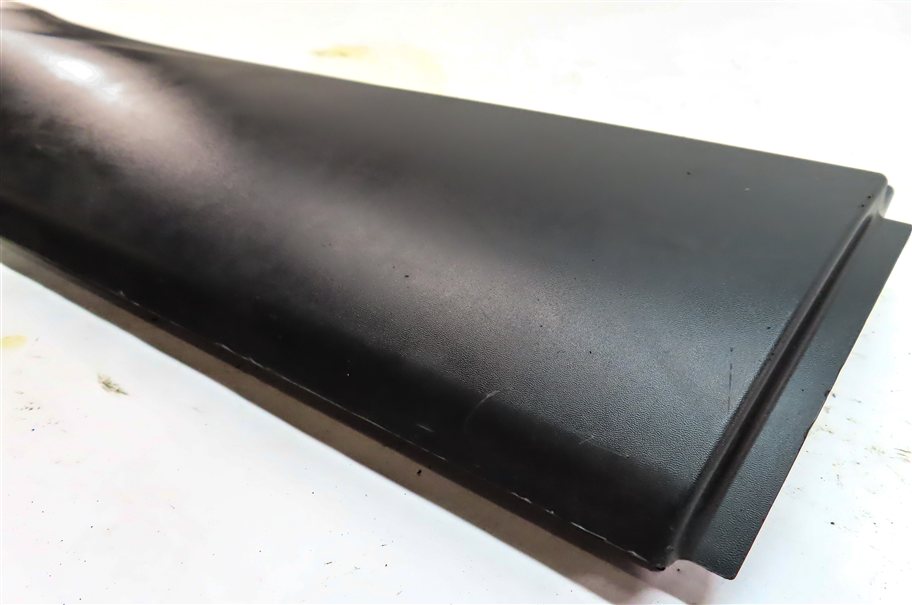 Thumbnail 4: 17-23 LAND ROVER DISCOVERY (L462) REAR RIGHT LOWER DOOR TRIM MOULDING (BLACK)