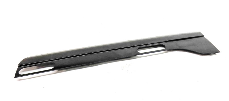 Thumbnail 2: 2018 LAND ROVER DISCOVERY (L462) REAR RIGHT LOWER DOOR TRIM MOULDING (BLACK)