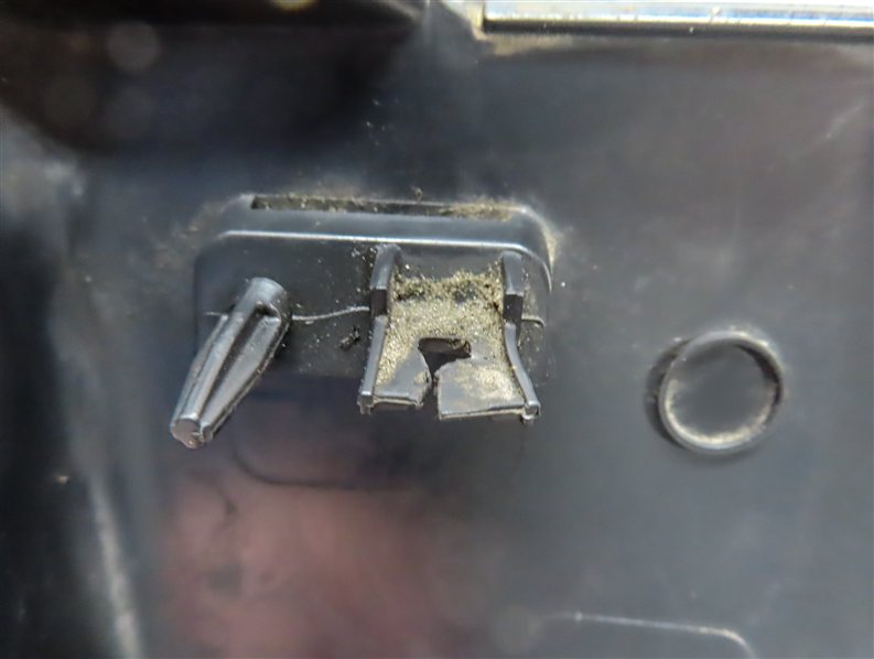 Thumbnail 5: 2018 LAND ROVER DISCOVERY L462 FRONT RIGHT PASSENGER LOWER FENDER TRIM MOULDING