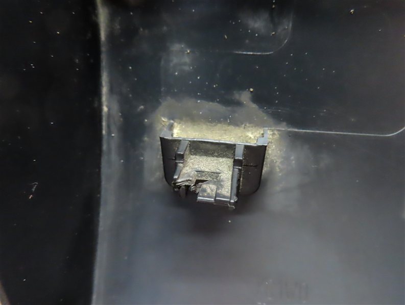 Thumbnail 4: 2018 LAND ROVER DISCOVERY (L462) FRONT LEFT DRIVER LOWER FENDER TRIM MOULDING