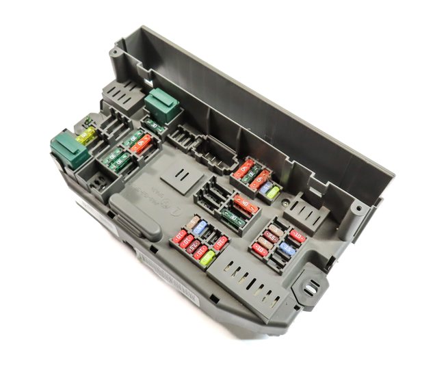 2011 BMW X5 (E70) FRONT POWER DISTRIBUTION FUSE RELAY PANEL BOX
