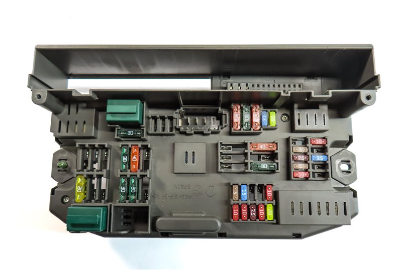 Thumbnail 5: 2011 BMW X5 (E70) FRONT POWER DISTRIBUTION FUSE RELAY PANEL BOX