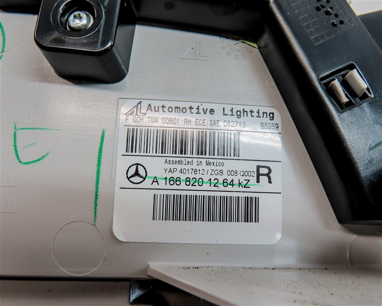 Thumbnail 11: 13-16 MERCEDES GL350 GL450 GL550 (X166) REAR RIGHT INNER TAILLIGHT LIGHT LAMP