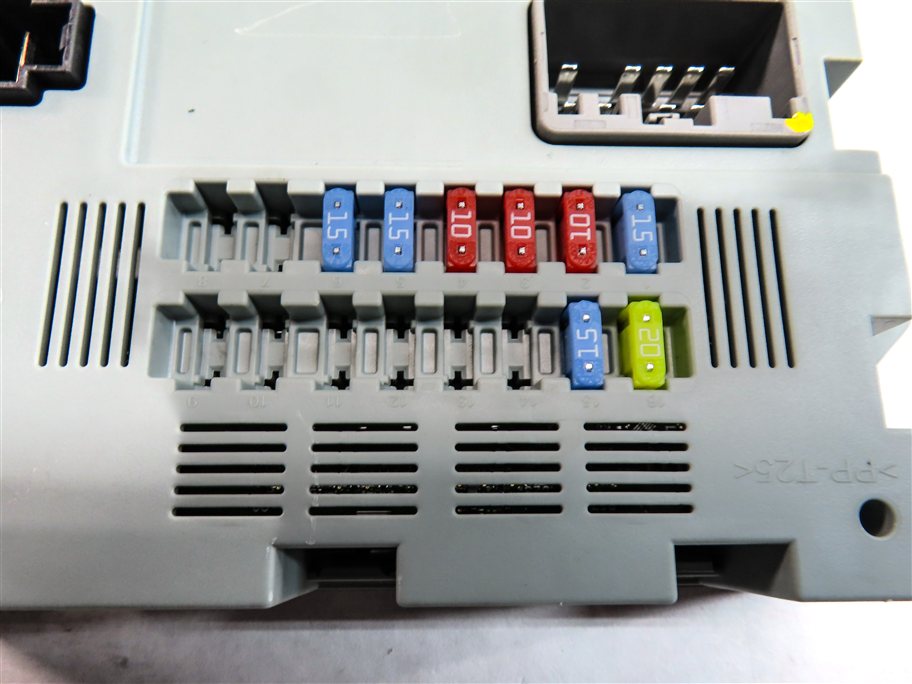 Thumbnail 9: 2016 LAND ROVER DISCOVERY SPORT (L550) 2.0L (204PT) CABIN FUSE RELAY BOX