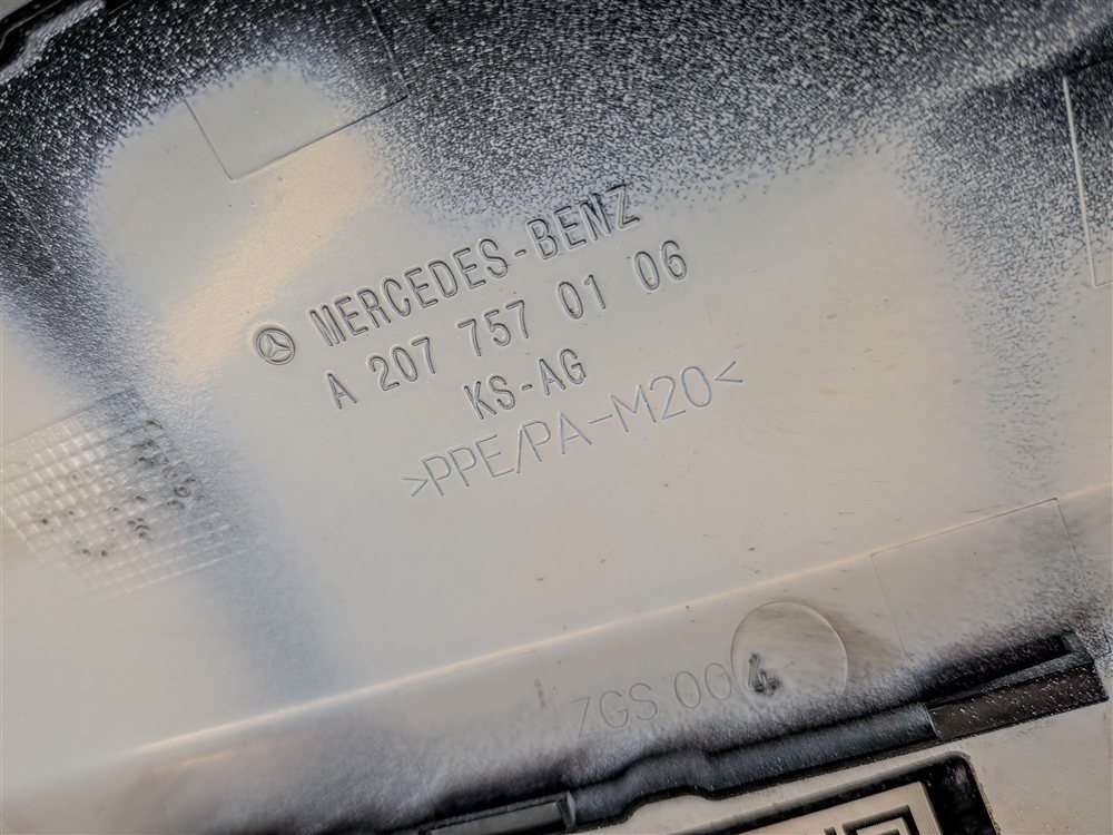 Thumbnail 6: 10-17 MERCEDES E-CLASS (W207) COUPE CONVERTIBLE FUEL TANK DOOR LID TRIM (White)