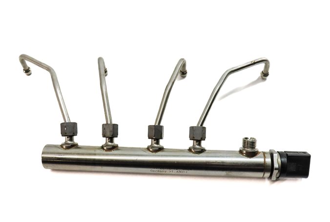 Thumbnail 3: 2013 BMW 528XI (F10) 2.0L (N20) ENGINE FUEL INJECTOR RAIL w/ LINES