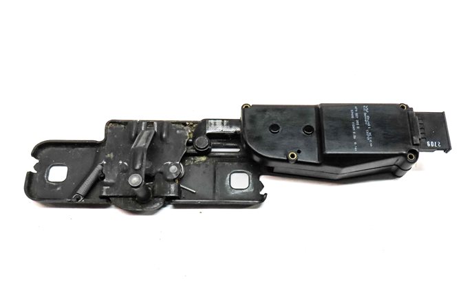 Thumbnail 3: 2010 AUDI Q7 (4L) REAR TRUNK LIFTGATE HATCH LID LOCK LATCH STRIKER PLATE