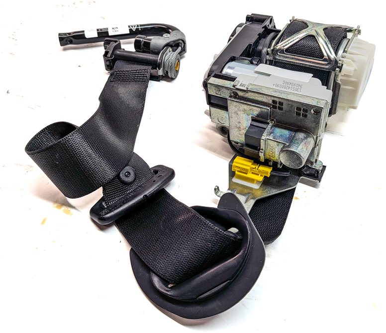 12-16 MERCEDES GL CLASS (X166) FRONT RIGHT PASSENGER SEATBELT RETRACTOR (Black)