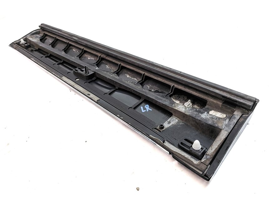 Thumbnail 7: 13-17 AUDI Q5 (B8 8R) REAR LEFT DOOR EXTERIOR LOWER MOULDING RUNNER TRIM (Black)