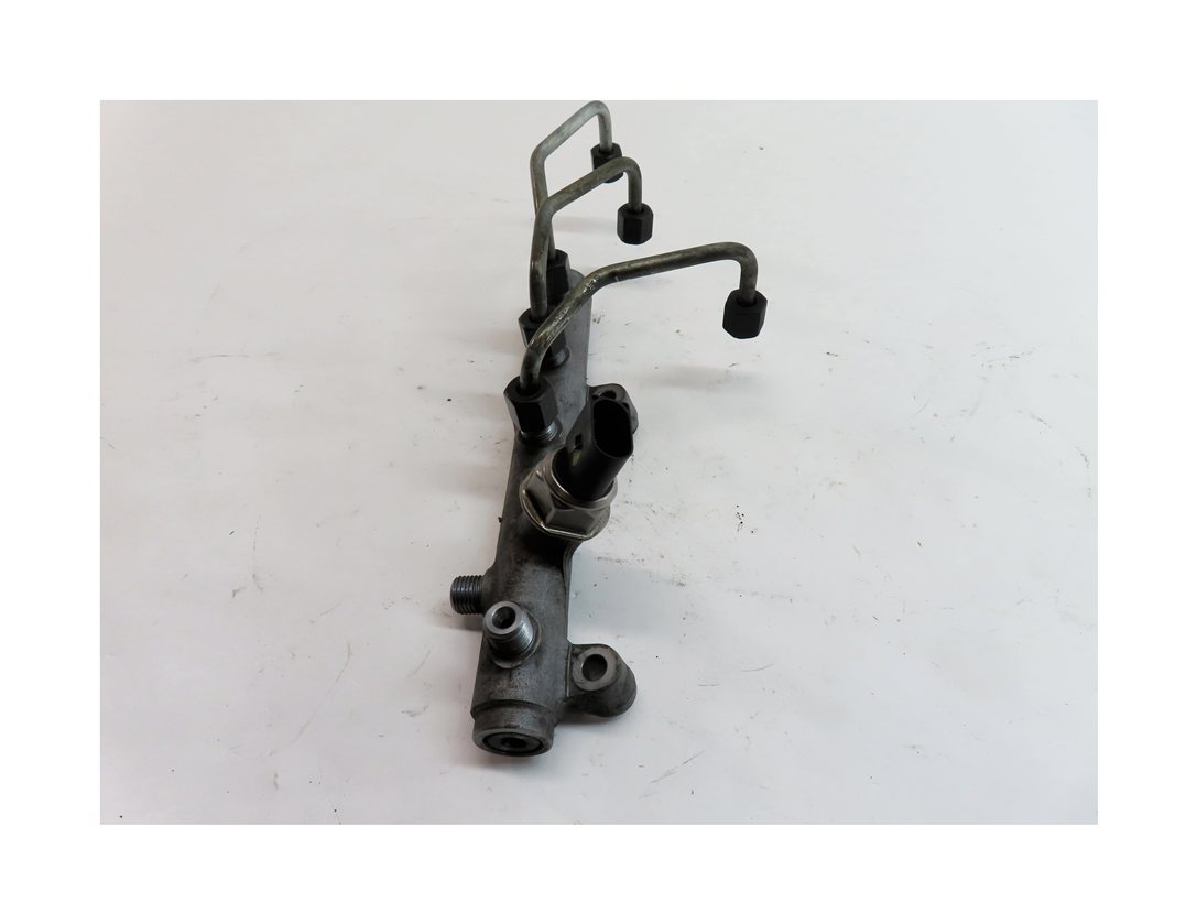Thumbnail 3: 2011 AUDI Q7 (4L) 3.0L DIESEL (CATA) LEFT ENGINE FUEL INJECTOR RAIL w/LINES