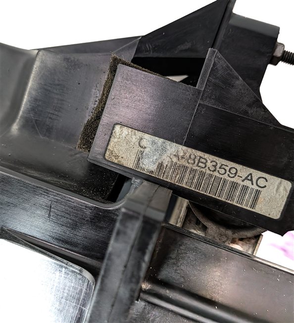 Thumbnail 8: 13-20 ROVER SPORT DISCOVERY (L405 L462 L494) LEFT AUXILIARY RADIATOR & BRACKET