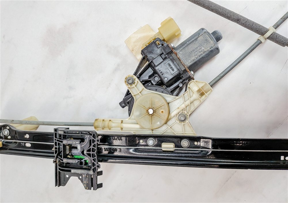 Thumbnail 5: 14-20 RANGE ROVER SPORT (L494) FRONT RIGHT PASSENGER WINDOW REGULATOR w/ MOTOR