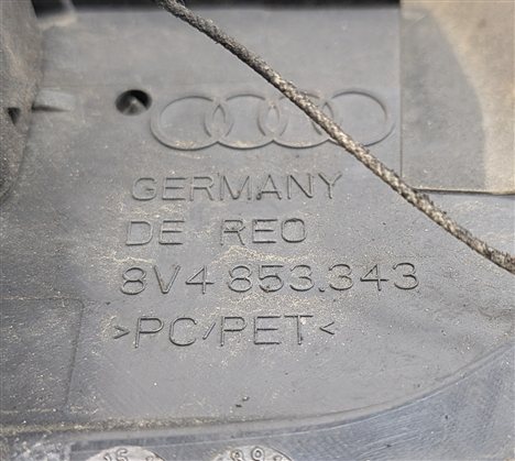 Thumbnail 11: 16-18 AUDI A3 E-TRON (8VF) HYBRID FRONT CENTER MAIN AIR VENT GRILLE w/ EMBLEM