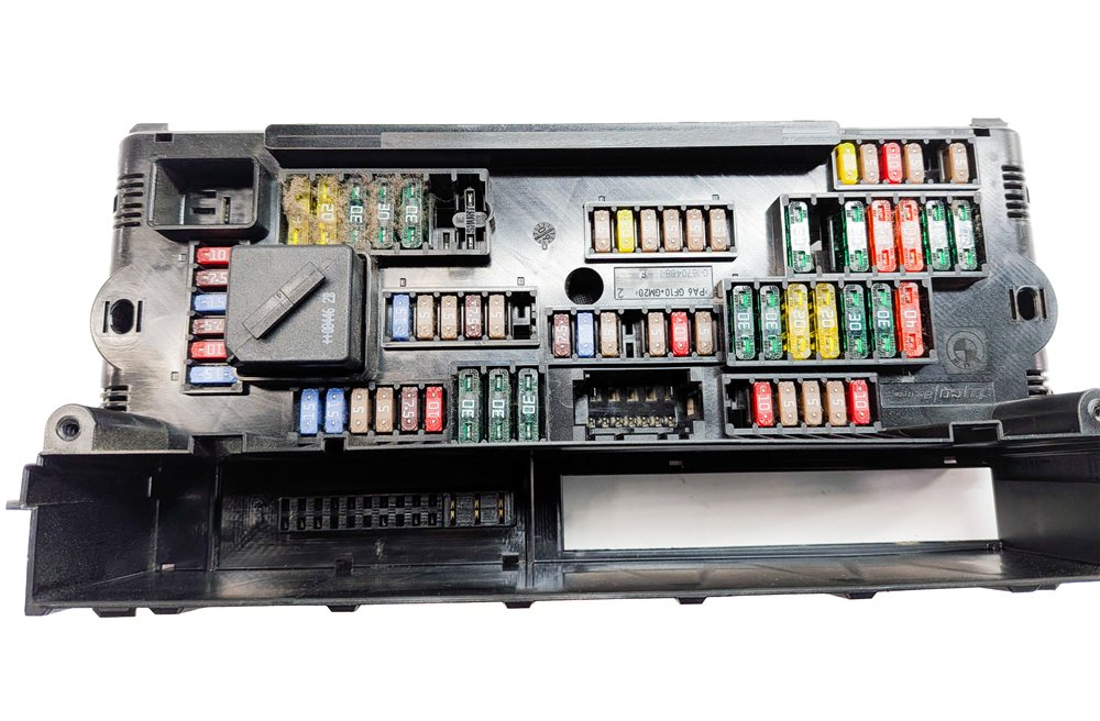 Thumbnail 7: 2009 BMW 750I (F01) 4.4L (N63) FRONT POWER DISTRIBUTION FUSE RELAY BOX PANEL