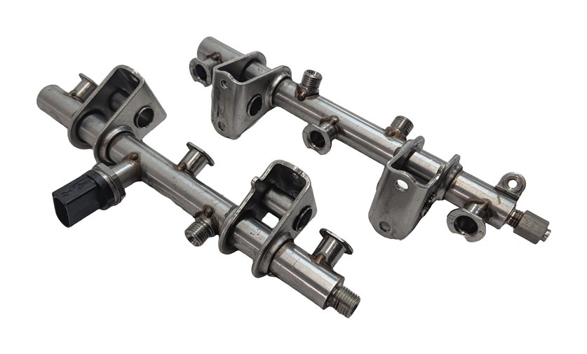 2015 PORSCHE MACAN (95B) 3.6L TURBO (MCT.LA) ENGINE FUEL INJECTION RAIL SET/2