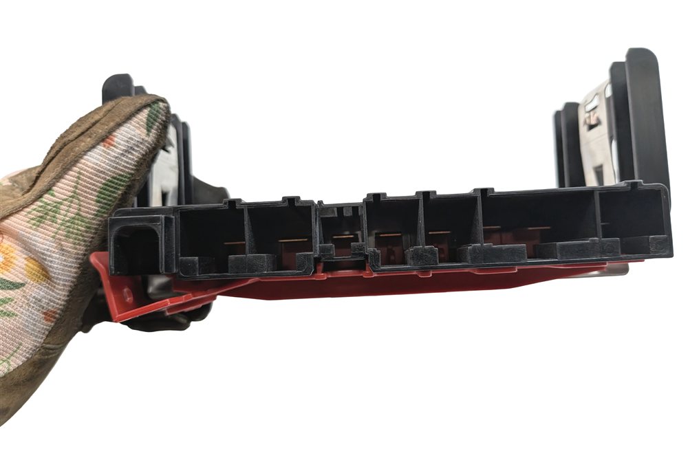 Thumbnail 7: 2011 BMW 750LI (F01) 4.4L N63 HYBRID ENGINE BATTERY POWER DISTRIBUTION PLATE BOX