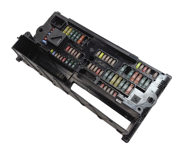 Thumbnail 4: 10-11 BMW 535iGT 550iGT ACTIVE 7 AUTO START STOP TRUNK MOUNT FUSE RELAY PANEL
