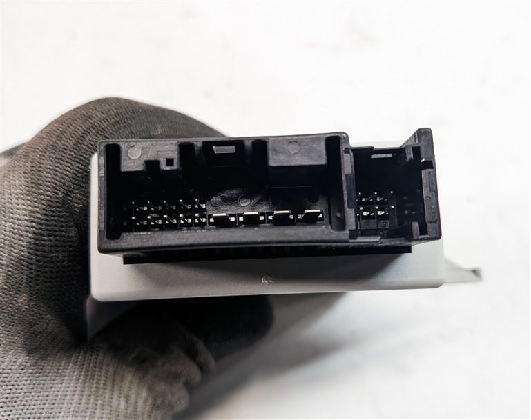 Thumbnail 6: 2003-2008 BMW Z4 (E85) ROADSTER CONVERTIBLE TOP LIFT CONTROL MODULE