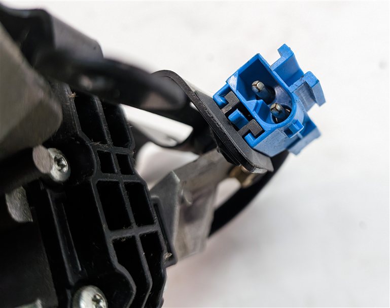 Thumbnail 8: 2003-2008 BMW Z4 E85 ROADSTER CONVERTIBLE TOP COVER CENTER ELECTRIC LATCH MOTOR