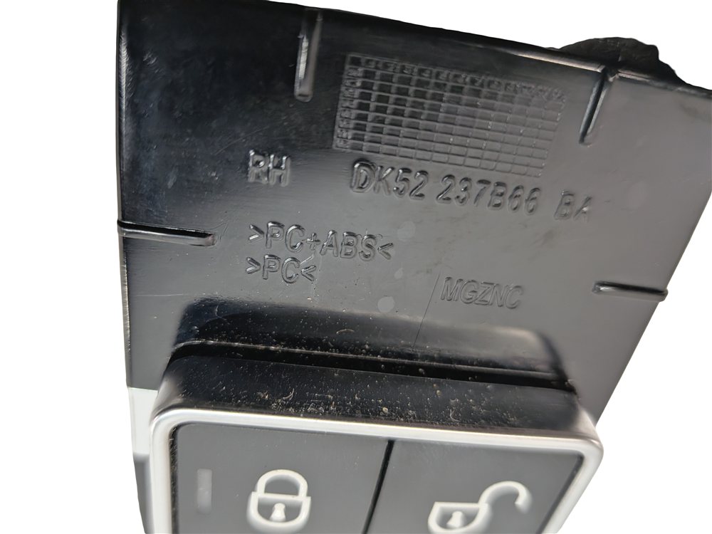 Thumbnail 9: 2016 RANGE ROVER (L405) REAR RIGHT DOOR LOCK BUTTON SWITCH PANEL