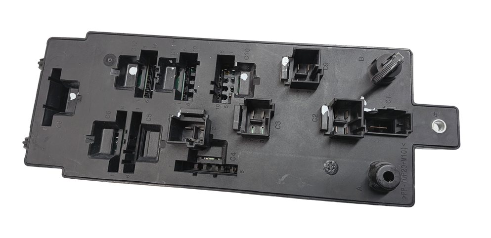 Thumbnail 7: 2016 RANGE ROVER (L405) FRONT RIGHT PASSENGER FUSE RELAY BOX PANEL