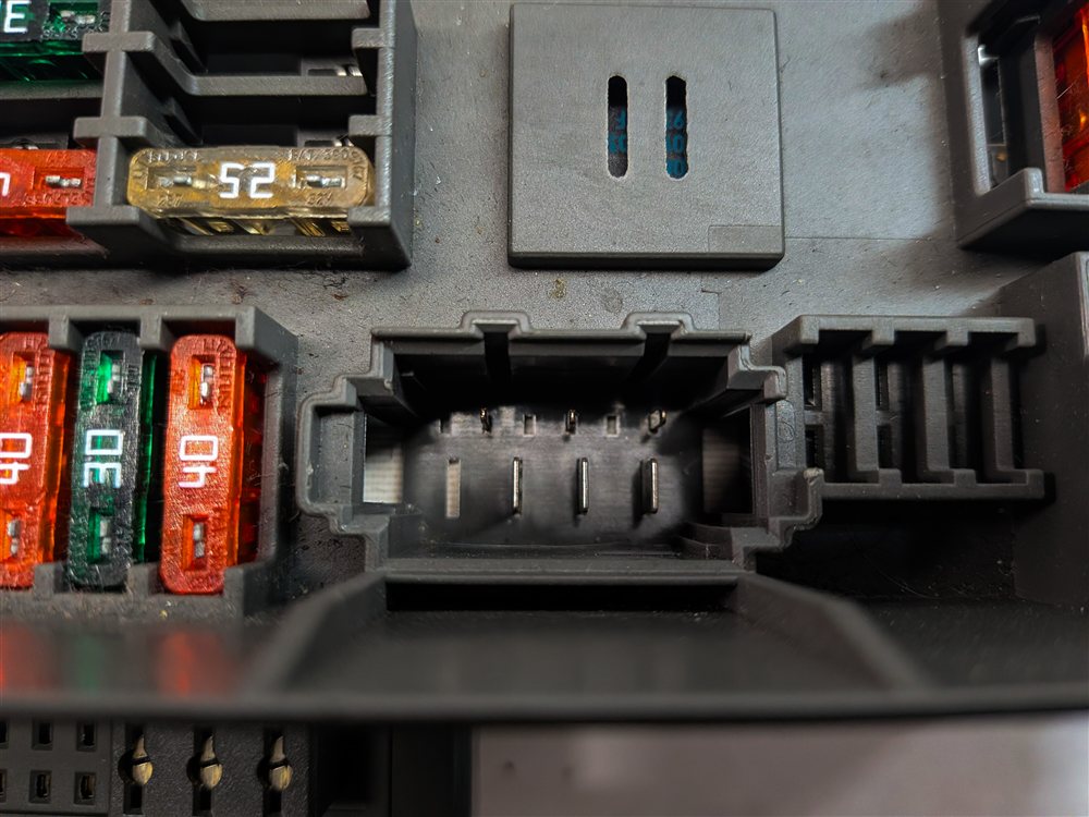 Thumbnail 7: 2010 BMW X6 (E71) 3.0L (N54) CABIN FUSE RELAY JUNCTION BOX PANEL