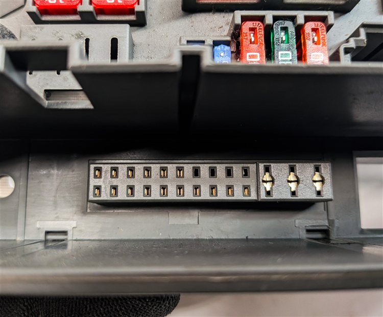 Thumbnail 8: 2010 BMW X6 (E71) 3.0L (N54) CABIN FUSE RELAY JUNCTION BOX PANEL