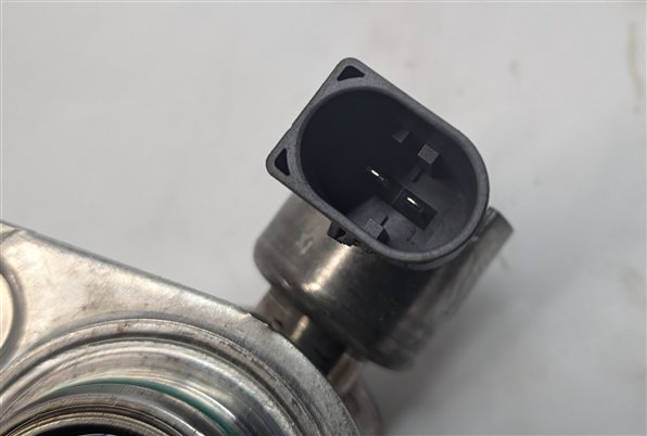 Thumbnail 7: 11-20 MERCEDES E S SL GL (W205 W166 W212 X166 X253) V8 LEFT MECHANICAL FUEL PUMP