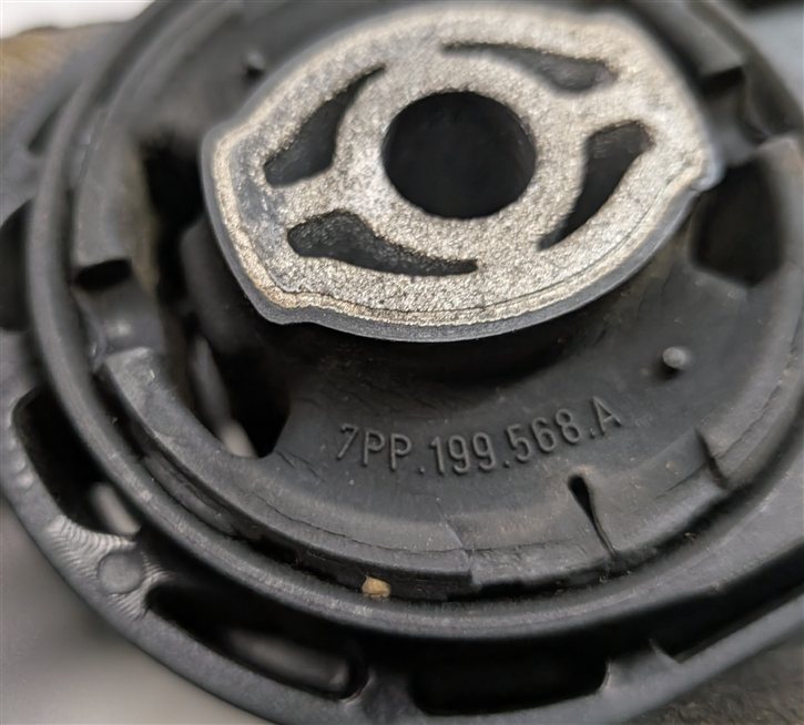 Thumbnail 7: 2011 PORSCHE CAYENNE (958) 4.8L NON TURBO UPPER ENGINE MOUNT TORSION BRACKET