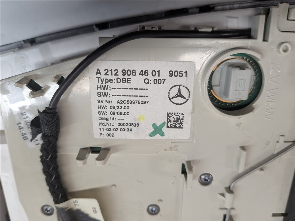 Thumbnail 8: 2011 MERCEDES E350 (W212) FRONT DOME MAP READING LIGHT LAMP (Black)