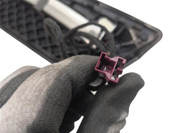 Thumbnail 7: 2011 MERCEDES E350 (W212) REAR UPPER THIRD 3RD STOP BRAKE LIGHT LAMP