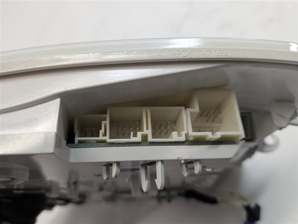 Thumbnail 9: 2014 MERCEDES C350 (W204) FRONT INTERIOR DOME MAP READING LIGHT LAMP (Black)