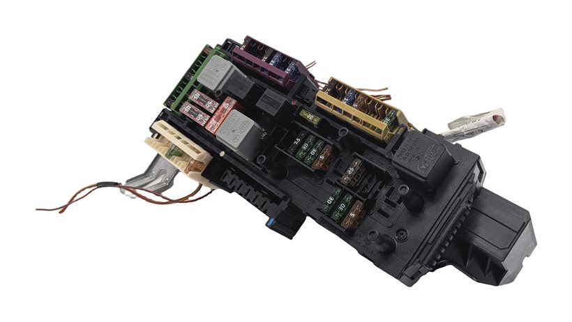 Thumbnail 3: 2014 MERCEDES C350 (W204) 3.5L (276.957) REAR TRUNK SAM MODULE RELAY FUSE BOX