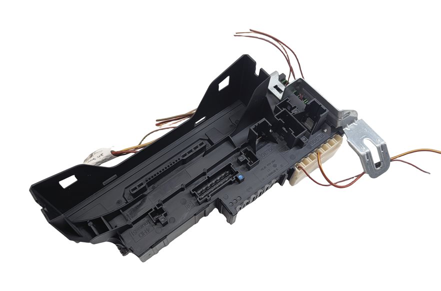 Thumbnail 6: 2014 MERCEDES C350 (W204) 3.5L (276.957) REAR TRUNK SAM MODULE RELAY FUSE BOX