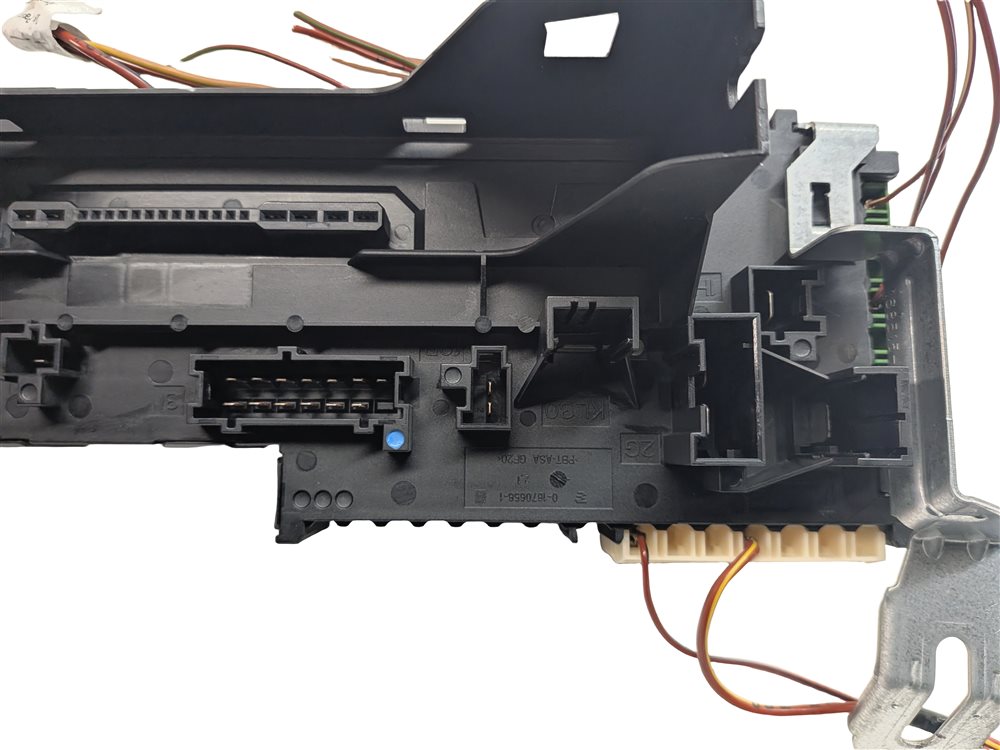 Thumbnail 7: 2014 MERCEDES C350 (W204) 3.5L (276.957) REAR TRUNK SAM MODULE RELAY FUSE BOX