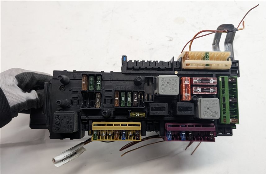 Thumbnail 8: 2014 MERCEDES C350 (W204) 3.5L (276.957) REAR TRUNK SAM MODULE RELAY FUSE BOX