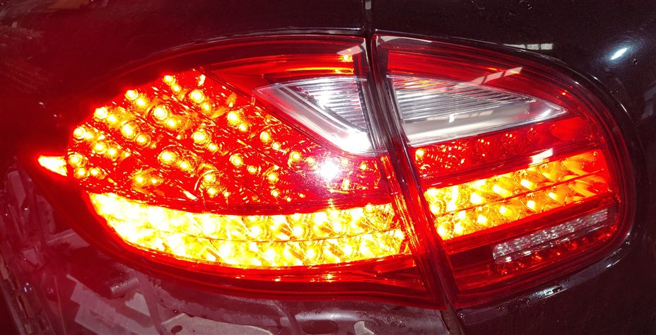 Thumbnail 2: 2011-2014 PORSCHE CAYENNE (958) LEFT DRIVER INNER TRUNK TAILLIGHT LIGHT LAMP