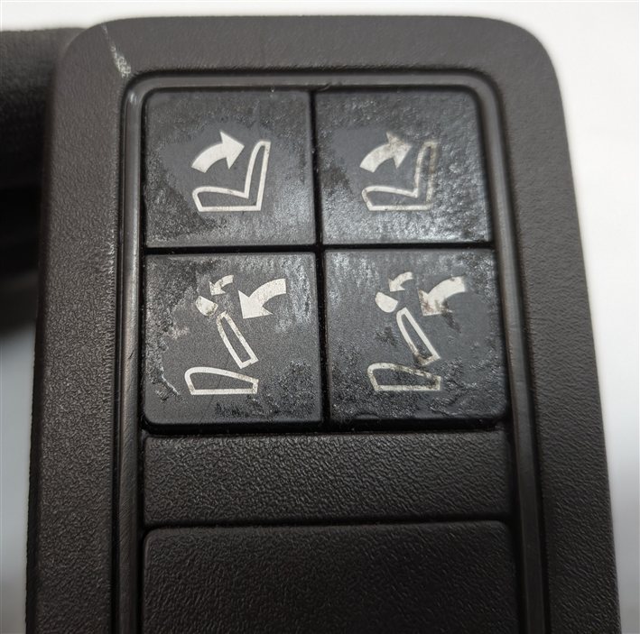 Thumbnail 8: 2015 RANGE ROVER SPORT (L494) REAR SEAT FOLD DOWN RELEASE SWITCH