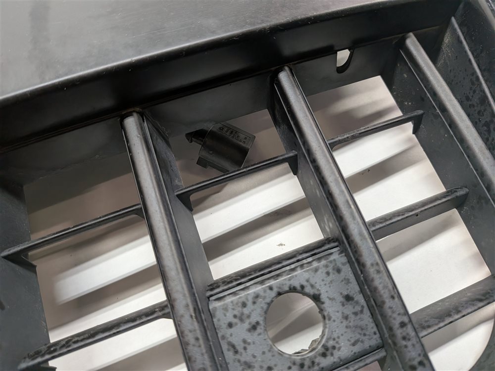 Thumbnail 13: 13-15 AUDI Q7 4L FRONT CENTER PRIMARY GRILLE TRIM LOGO OPT PQX S-LINE APPEARANCE