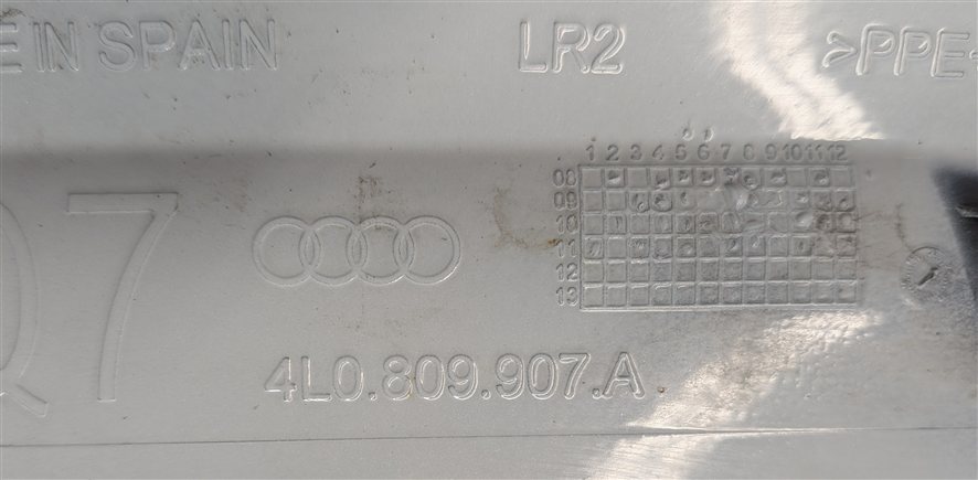 Thumbnail 5: 2010-2015 AUDI Q7 (4L) FUEL TANK DOOR LID COVER TRIM w/ HOUSING (White)