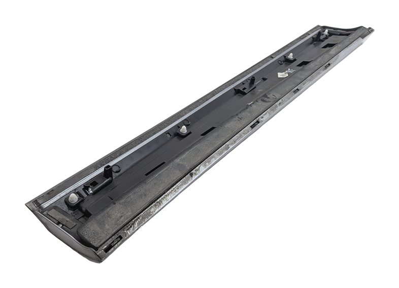 Thumbnail 4: 16-18 AUDI Q3 8U FRONT RIGHT PASSENGER LOWER DOOR TRIM MOULDING (Silver)