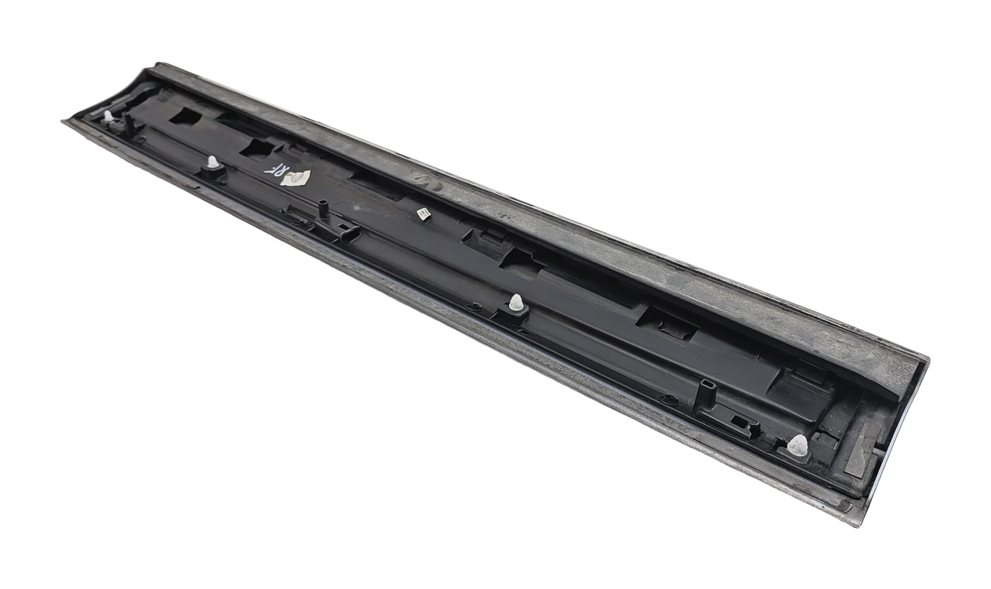 Thumbnail 5: 16-18 AUDI Q3 8U FRONT RIGHT PASSENGER LOWER DOOR TRIM MOULDING (Silver)